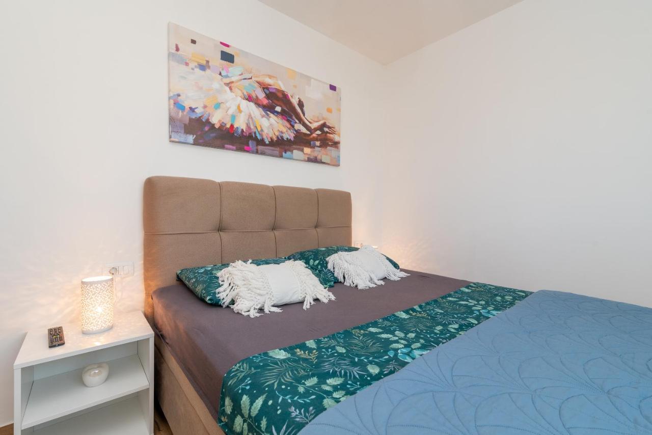 Angelus Apartment