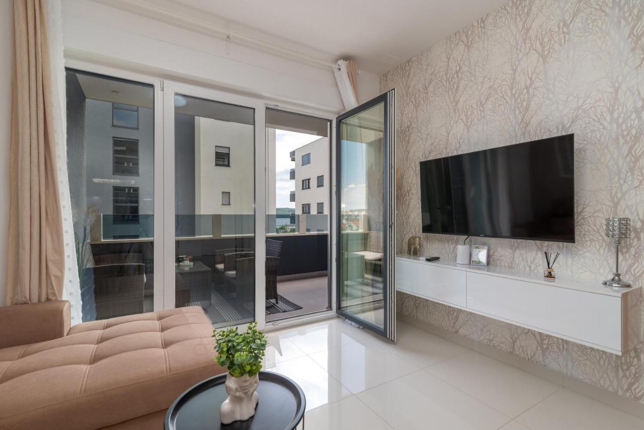 Angelus Apartment